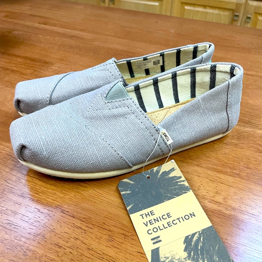 NEW Toms